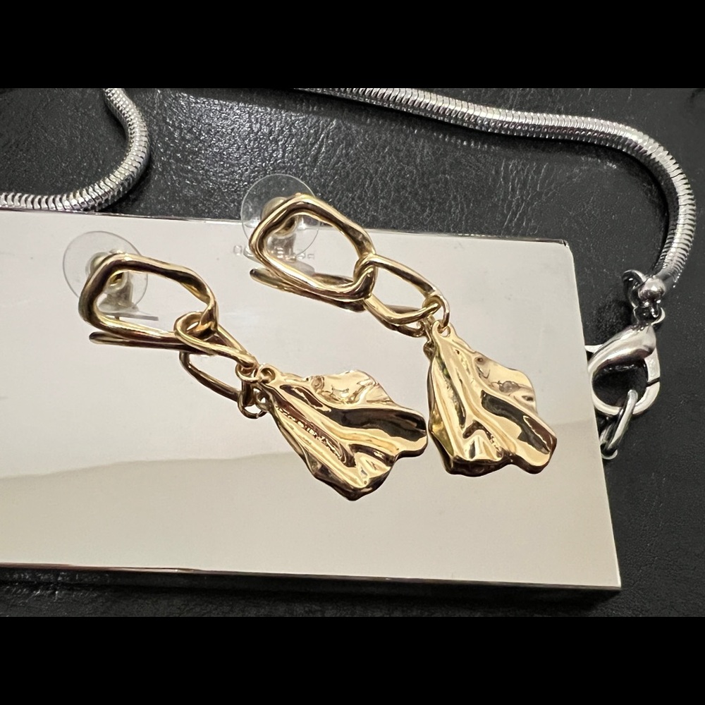 gold earring - Picture 2 of 3